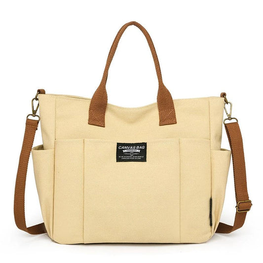 Sac à bandoulière femme porté à l’épaule avec tenue professionnelle