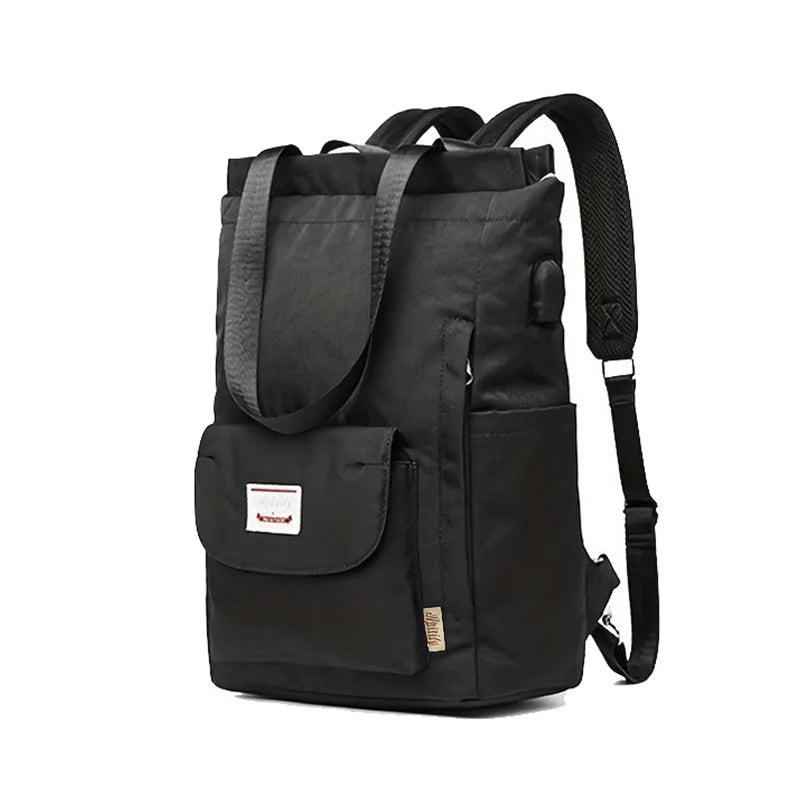 Vue d’ensemble du sac noir avec port USB et multiples poches extérieures 


