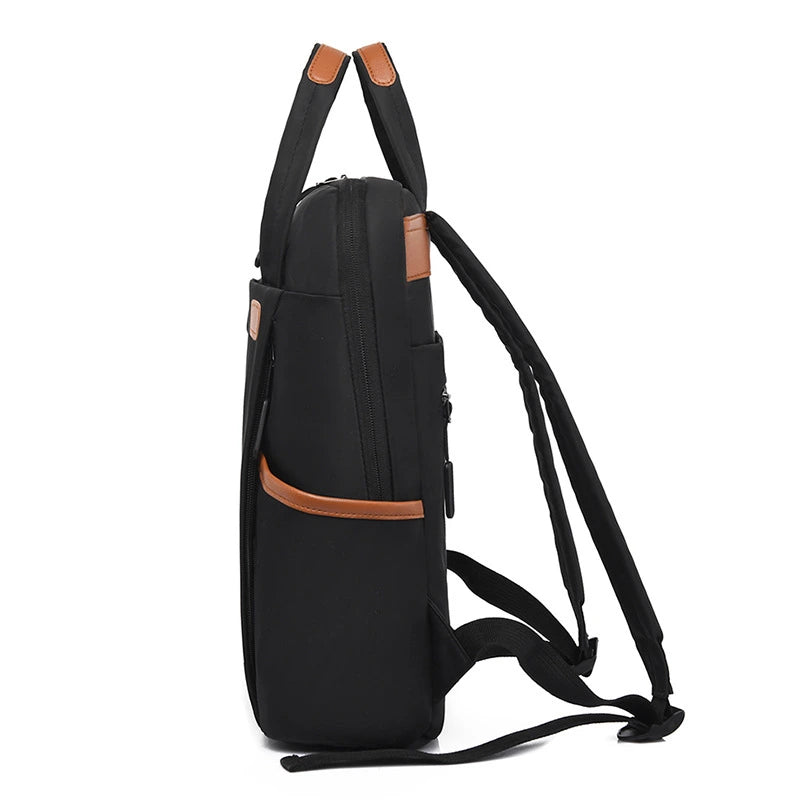 Vu de côté d'un sac à dos noir convertible en sac à main