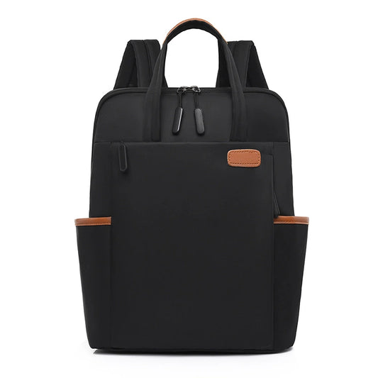 Sac à dos noir pour femme vu de face avec poches latérales et poignées