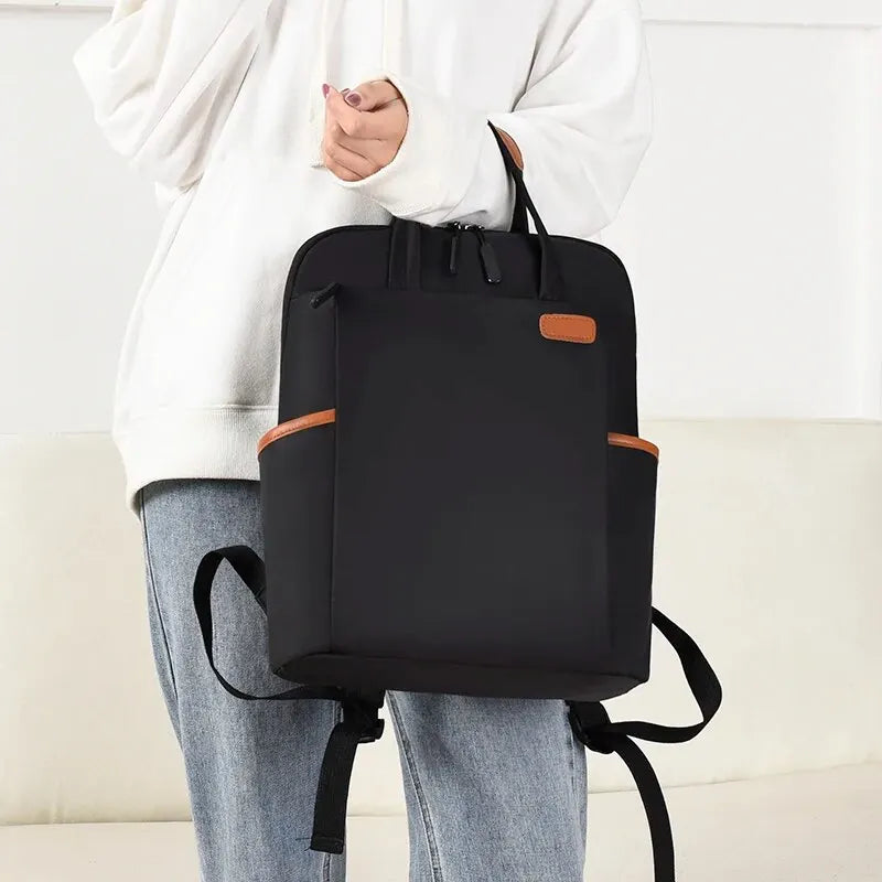 sac à dos femme noir imperméable porté aux poignées 
