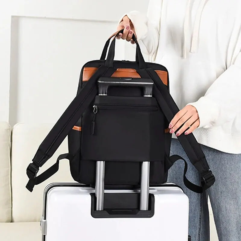 sac à dos noir femme imperméable pour voyage et travail vu arrière avec sangle valise