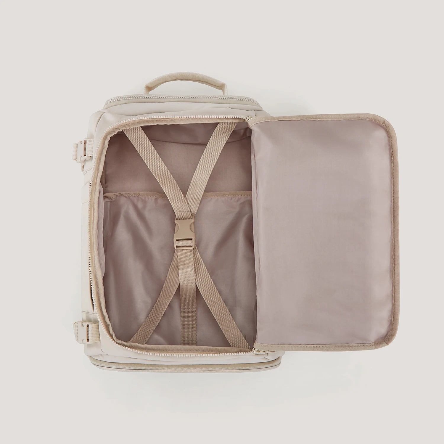 Vue intérieure d’un sac à dos beige convertible avec sangles de maintien croisé
