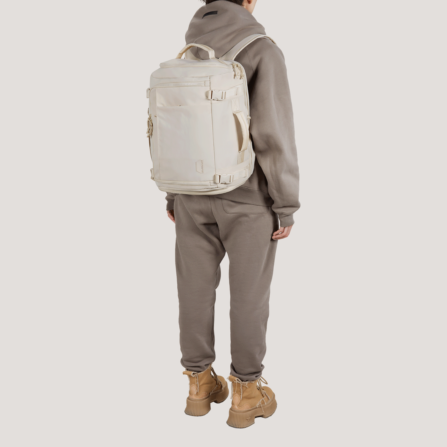 sac à dos porté à la main et sur le dos