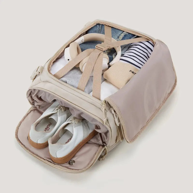 Vue intérieure d’un sac à dos beige convertible avec sangles de maintien croisé