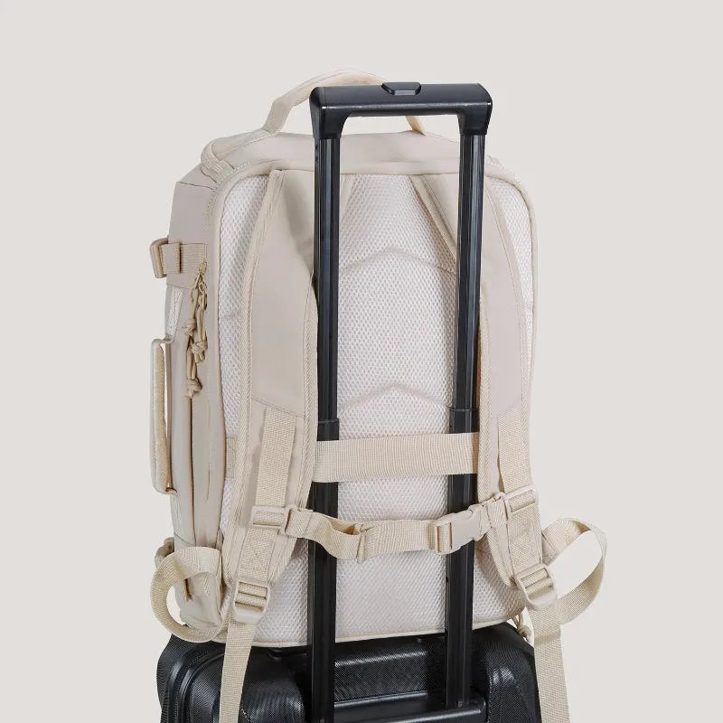 Sac à dos porté sur valise grâce à la sangle valise
