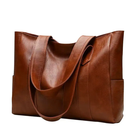 Sac marron vintage posé seul dans un décor épuré
